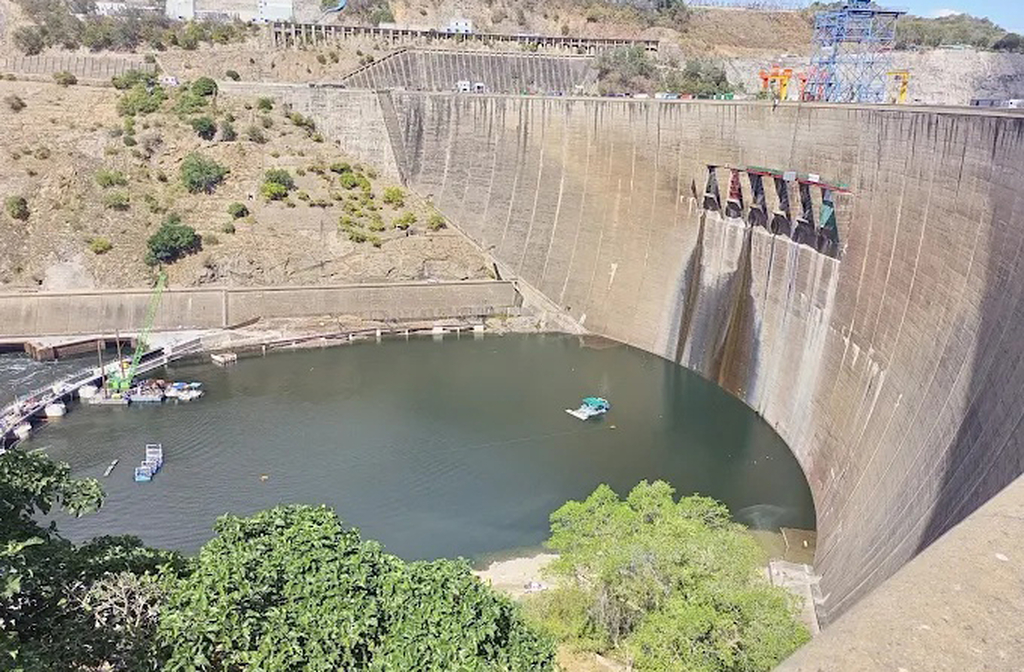 Kariba (Zâmbia/Zimbábue), no Rio Zambeze: É a maior represa artificial do mundo em volume de água. Desempenha papel fundamental na geração de energia hidrelétrica para ambos os países e regula o fluxo do rio, influenciando diretamente os ecossistemas e comunidades ribeirinhas da região.
