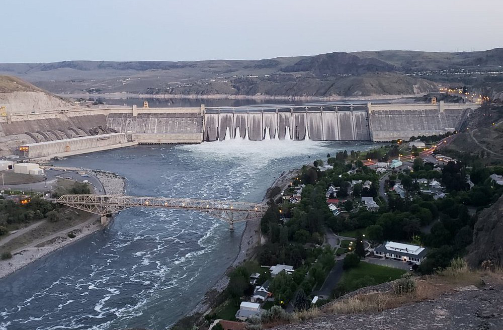 Grand Coulee (Estados Unidos): A represa, localizada no estado de Washington, é a maior do país em volume de concreto. Tem capacidade de 6,5 mil megawatts, Sua construção foi essencial para o desenvolvimento energético e industrial do país. Tem papel crucial na irrigação agrícola em larga escala na região noroeste.