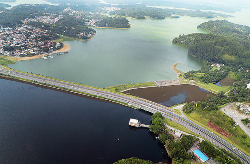 Represa Billings (Brasil): Criada há 100 anos em São Paulo, inicialmente para abastecer a usina Henry Borden. Hoje tem múltiplos usos: geração de energia, abastecimento de água, transporte aquático e lazer. Enfrenta desafios ambientais como a proliferação de algas e impactos das mudanças climáticas.