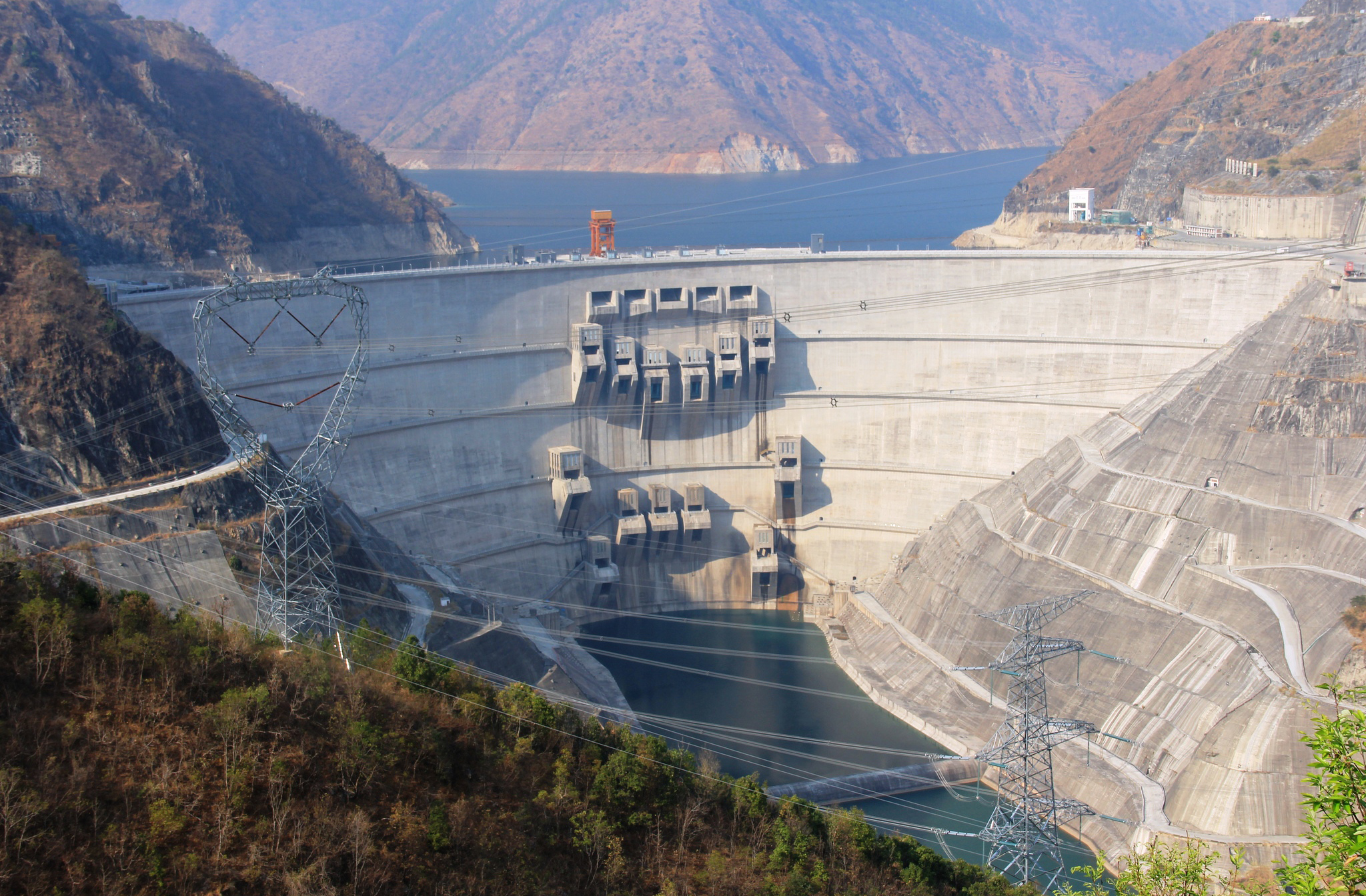 Jinping - I (China),  no Rio Yalong: É a represa mais alta do mundo, com 305 metros de altura. Tem capacidade instalada de 3.600 megawatts por ano, abastecendo milhões de pessoas. Sua construção exigiu engenharia avançada e causou impactos ambientais e sociais, como deslocamento de comunidades e riscos sísmicos.



