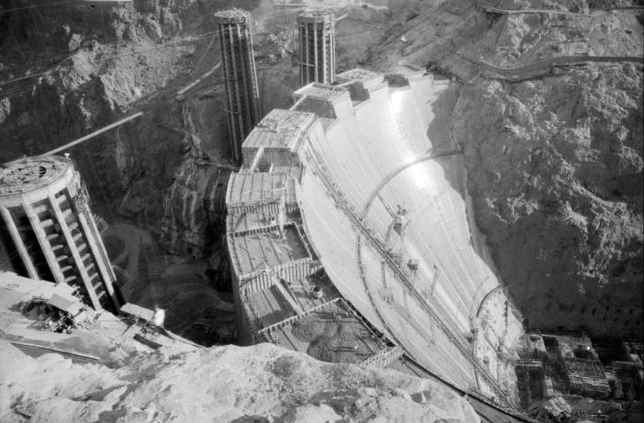Em 30 de setembro de 1935, era inaugurada a imponente Represa Hoover, uma das maiores obras de engenharia do século 20.  Construída durante a Grande Depressão, tornou-se um marco de recuperação econômica nos Estados Unidos, presidido na época por Franklin D. Roosevelt.