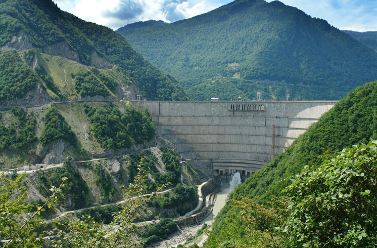 Represa de Inguri (Geórgia), no Rio Inguri: É uma das represas de arco mais altas do mundo, com 271,5 metros de altura e capacidade de 1.300 megawatts. Fornece 40% da eletricidade do país Geórgia. Contudo, enfrenta desafios técnicos e geopolíticos, pois suas instalações se estendem até regiões separatistas.
