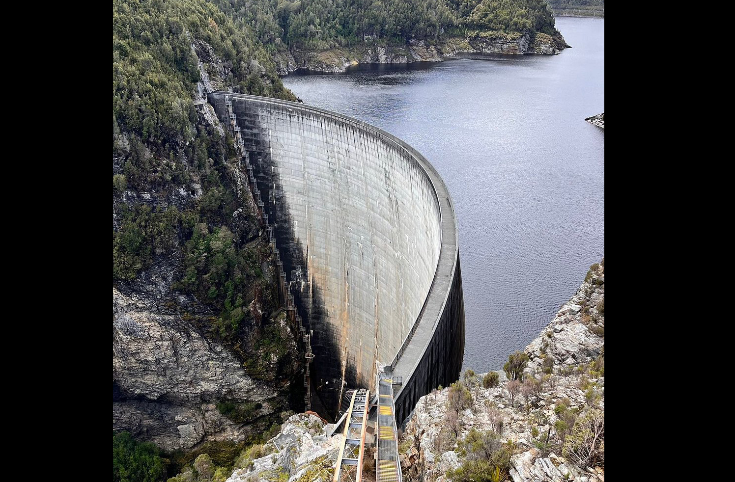 Represa de Gordon (Austrália); Localizada no Rio Gordon, na Tasmânia, é a maior represa de arco da ilha, com 140 metros de altura.
Forma o Lago Gordon, maior reservatório de água da Austrália, e cobre 15% da demanda elétrica local. Sua construção gerou controvérsias ambientais, especialmente pela inundação do antigo Lago Pedder.