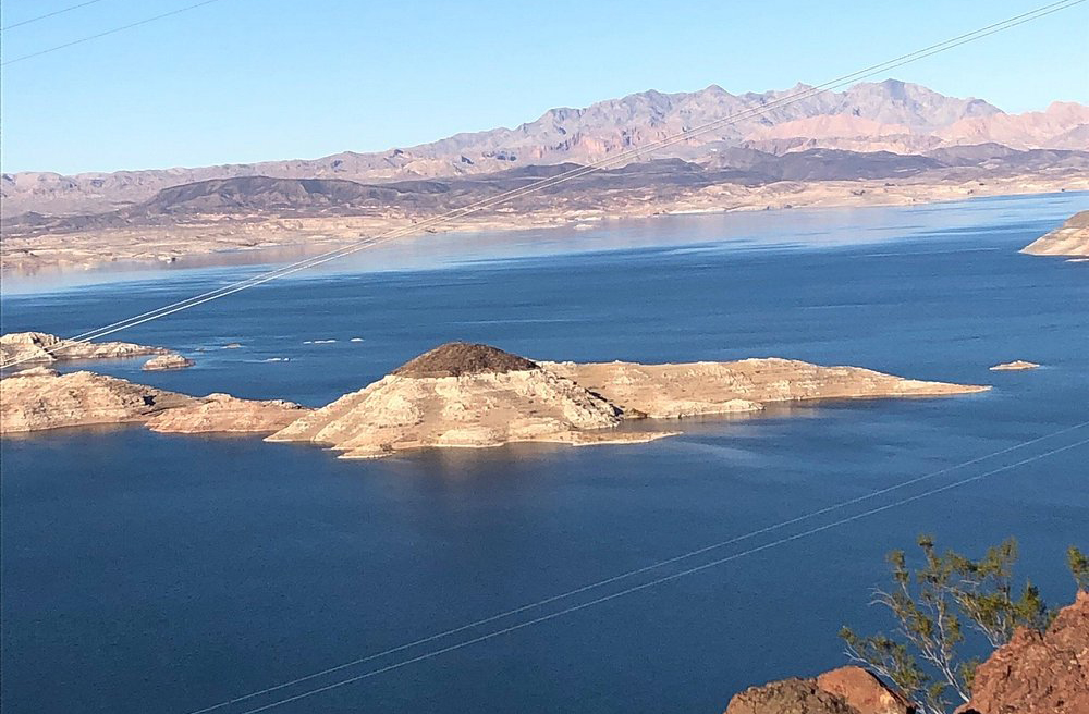 Localizada na fronteira entre os estados de Nevada e Arizona, forma o Lago Mead, o maior reservatório do país. A represa, nomeada em homenagem ao presidente Herbert Hoover, transformou o deserto em fonte de energia, água e desenvolvimento, impulsionando, assim, o crescimento de Las Vegas.