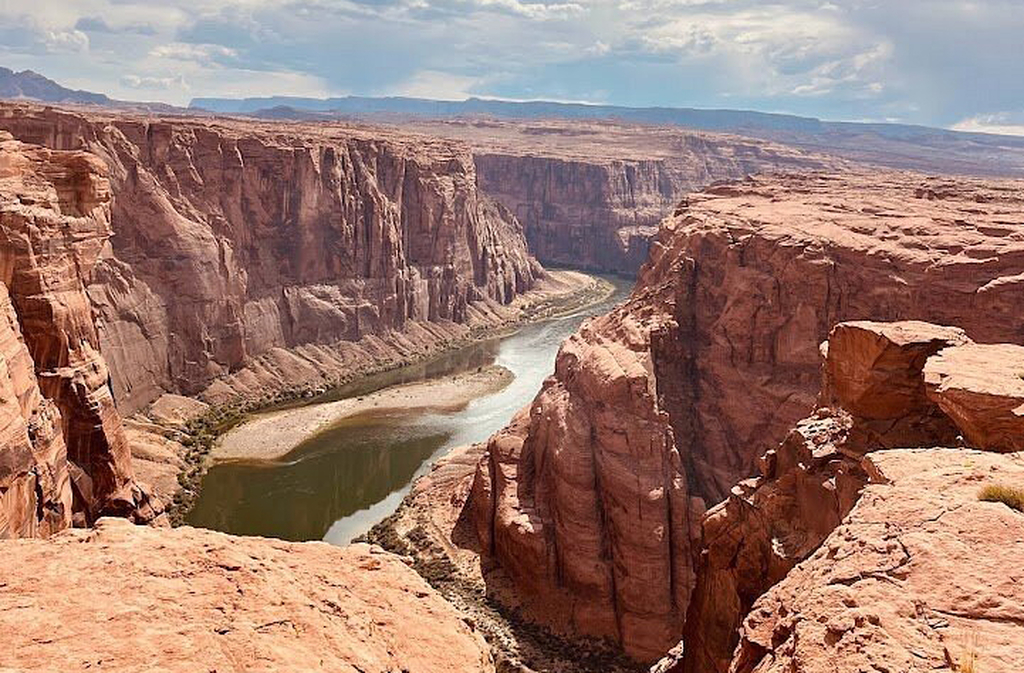 Gera cerca de 2.080 megawatts, abastecendo 1,3 milhão de pessoas em Nevada, Arizona e Califórnia. A represa controla as cheias do Rio Colorado, protegendo áreas agrícolas e urbanas no sudoeste americano.