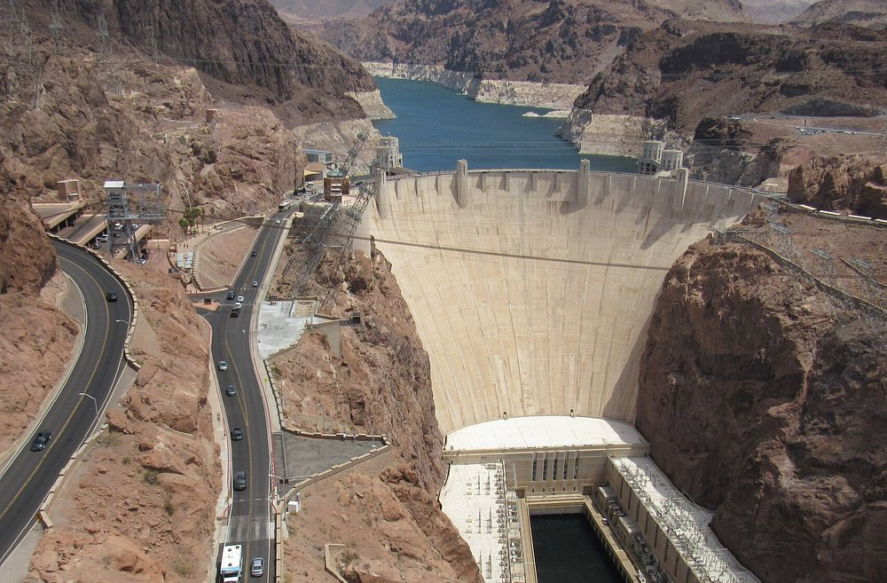 Com 221 metros de altura, 379 metros de comprimento, 200 metros de largura na base, Hoover foi a maior de sua época. Mas, apesar dos seus 3,3 milhões de metros cúbicos, não detém o título de maior barragem do mundo em volume de concreto. 