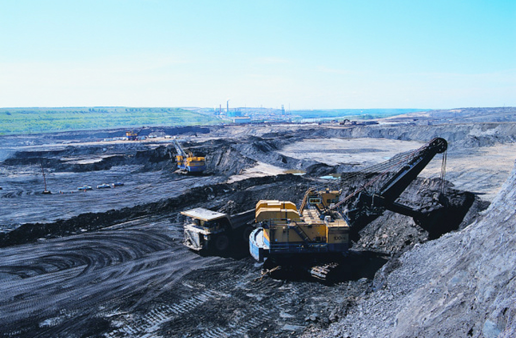 Represa de Rejeitos Syncrude (Canadá): Usada para armazenar rejeitos da extração de petróleo das areias betuminosas de Athabasca. Esses rejeitos incluem sólidos e líquidos altamente tóxicos, resultantes do processo de separação do betume. O volume de concreto da Syncrude é significativamente maior do que o da Hoover. 