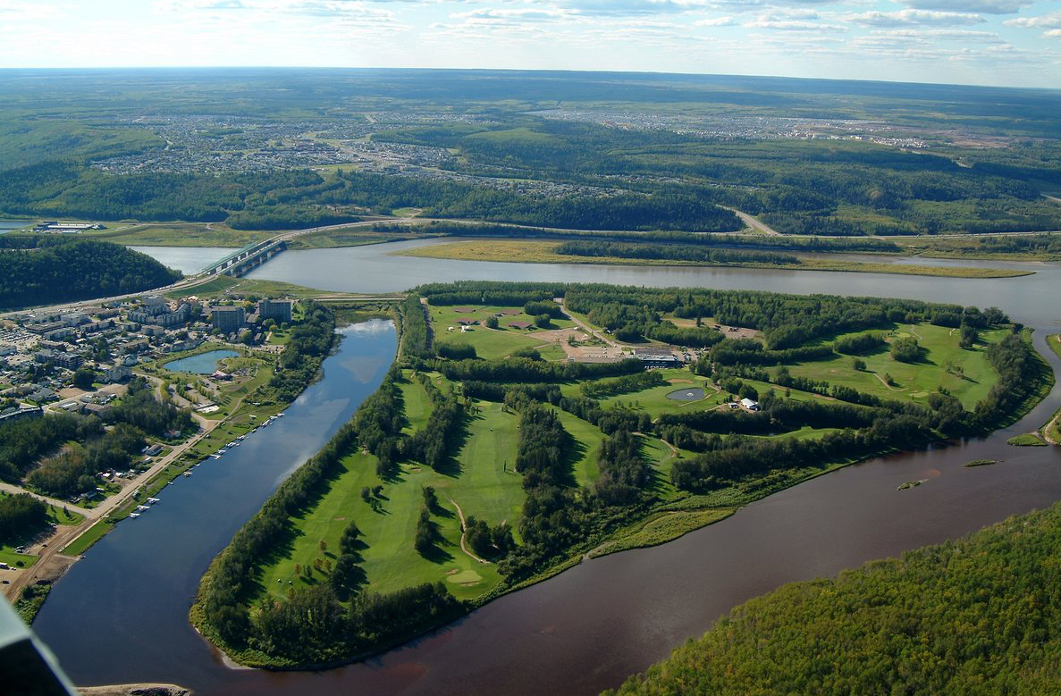 Localizada em Fort McMurray, Alberta, produz meio milhão de toneladas de rejeitos por dia, gerando sérios impactos ambientais, como riscos de rompimento das estruturas e contaminação de recursos hídricos, além de desafios significativos à fauna, flora e comunidades locais, que enfrentam alterações em seus ecossistemas.