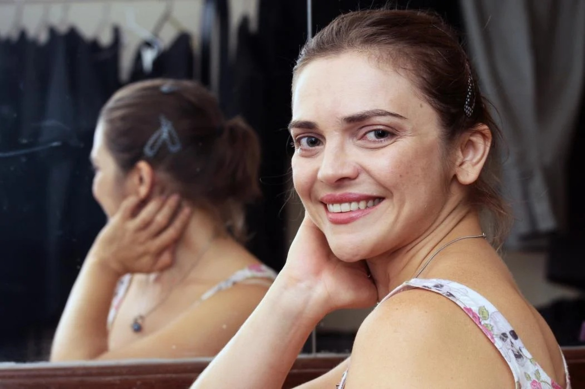 FORTALEZA, CE, BRASIL, 22-03-2013: Titina Medeiros, atriz, com imagem refletida no espelho do camarim do Theatro José de Alencar. Buchicho Estrelas. (Foto: André Salgado/O POVO) (Foto: André Salgado/ em 22-3-2013)