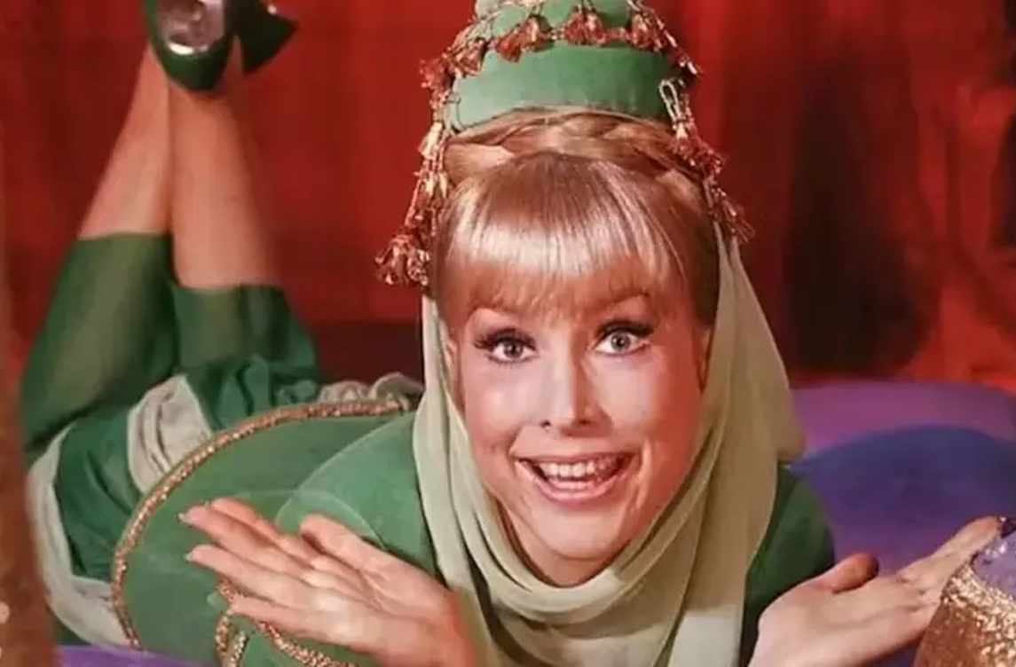 O figurino rosa de Jeannie foi uma escolha pessoal de Barbara, que acreditava que a cor transmitia delicadeza e ao mesmo tempo força feminina. Para ela, a cor representava aspectos lúdicos enquanto que o marrom conferia ousadia à sua personalidade. Contudo, nos capítulos em preto e branco, a vestimenta era verde.
