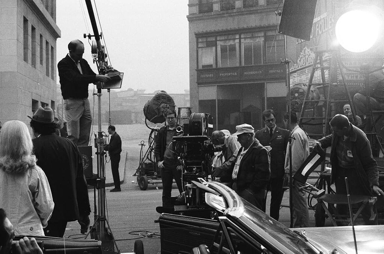 As filmagens eram realizadas nos mesmos estúdios de A Feiticeira, prova da atmosfera mágica compartilhada entre duas das maiores sitcoms da época. Enquanto as externas ocorriam no Ranch Blondie Street, as internas se davam no Sunset Gower Studios, em Hollywood. A casa, aliás, continua igual quase 50 anos depois.

