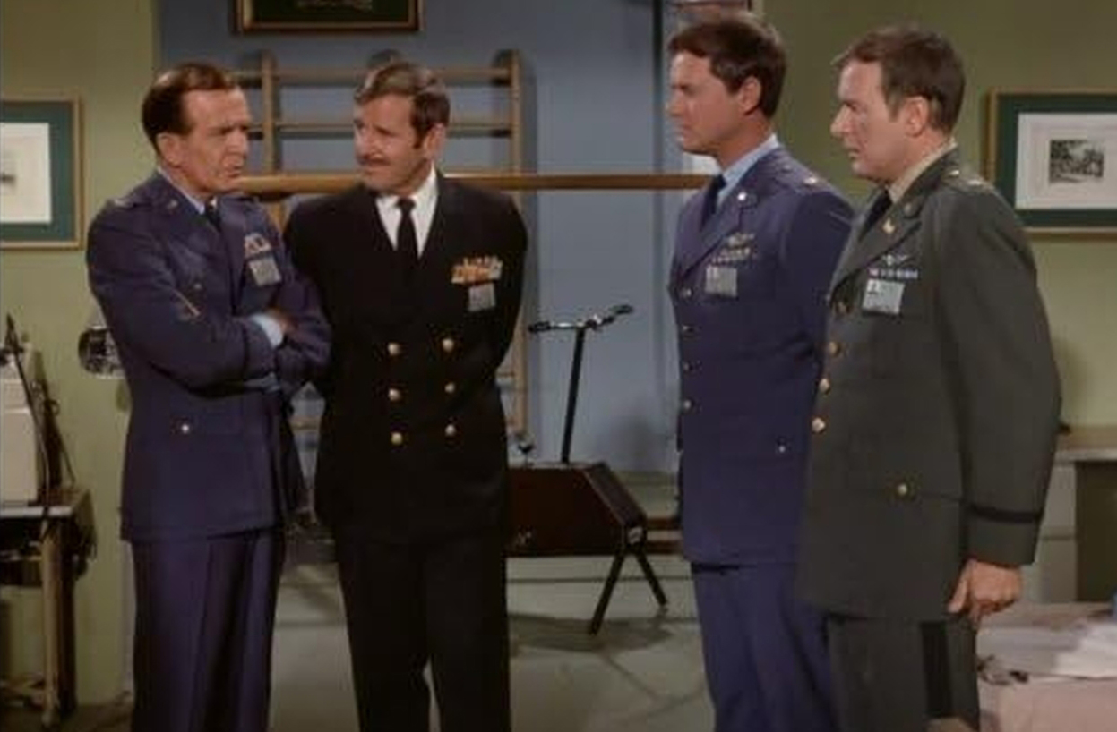 Além de Barbara Eden e Larry Hagman, o elenco principal contou com Bill Daily e Hayden Rorke; destes, Hagman (Tony Nelson), Daily (Major Healey) e Rorke (Dr. Bellows) já morreram: Hagman em 23/11/2012 aos 81 anos; Daily, em 7/9/2018, aos 91, e Rorke, em 19/8/1987, aos 76.