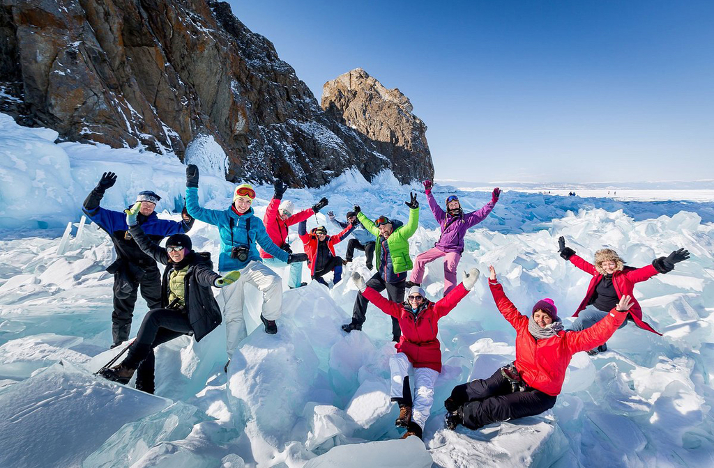 Apesar de sua beleza, o lago enfrenta ameaças como poluição e turismo descontrolado. Indústrias próximas já causaram danos à biodiversidade. Organizações ambientais, por sua vez, lutam pela preservação. A conscientização global é essencial para proteger esse patrimônio natural.