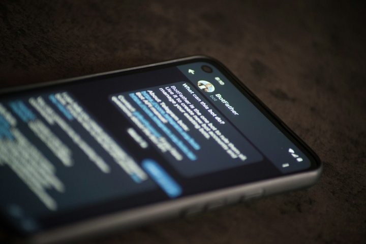Críticos apontam falhas graves na moderação do Telegram, especialmente no combate a conteúdo neonazista, pedófilo e conspiratório.