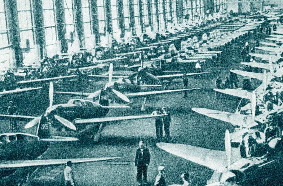 Durante a Segunda Guerra Mundial, contudo, Los Angeles se tornou o centro da indústria aeronáutica dos Estados Unidos.