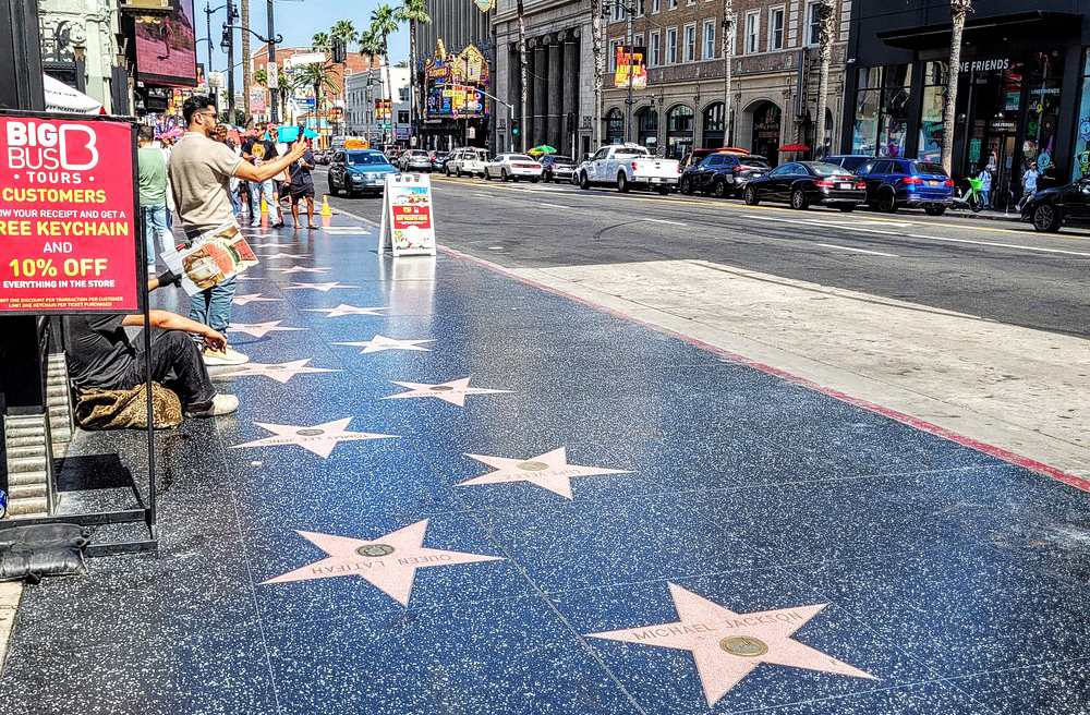 Mais de 2.700 estrelas homenageiam artistas da música, cinema e TV, tornando a calçada um ponto turístico icônico. Los Angeles é sede do Academy Awards, o famoso Oscar, reunindo os maiores nomes do entretenimento mundial.