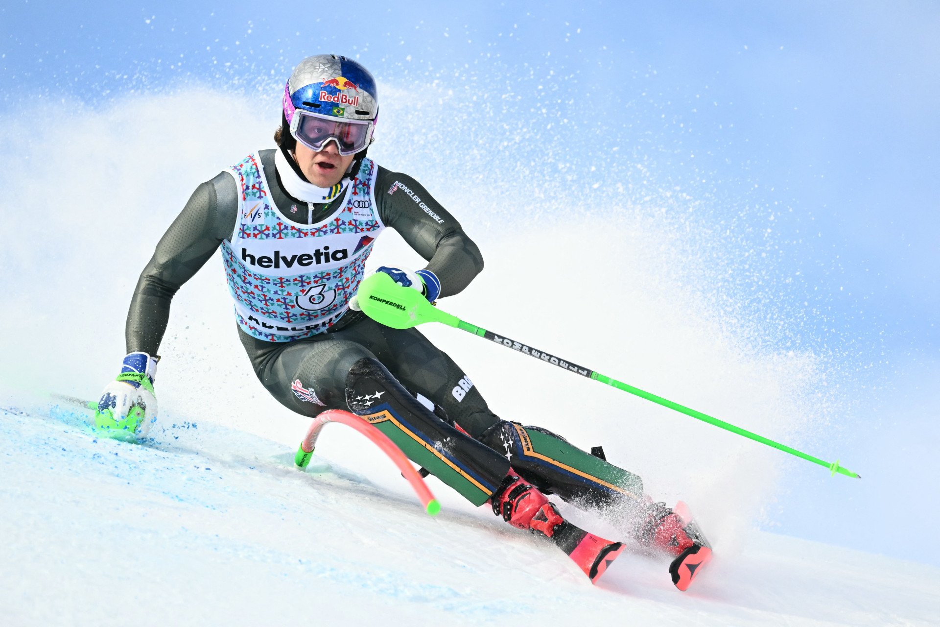 Com Lucas Pinheiro Braathen, Brasil tem chance de medalha na Olimpíada de inverno (Foto: FABRICE COFFRINI / AFP)