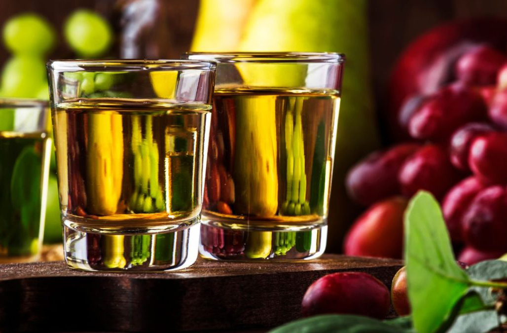 A rakija é um licor tradicional dos Bálcãs, muito popular na Macedônia do Norte, com teor alcoólico entre 40% e 60%, muito presente nas celebrações. Feita geralmente de uva ou ameixa, é servida em casamentos, festas religiosas e encontros familiares, simbolizando hospitalidade e alegria.