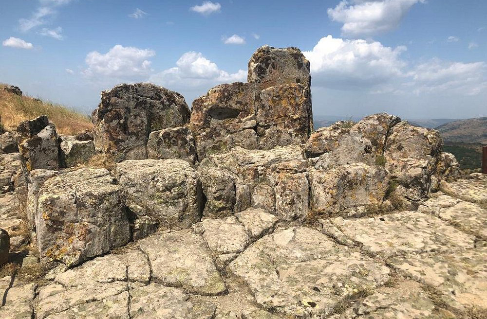 Na região de Kokino, norte do país, foram encontrados vestígios de um observatório astronômico com cerca de 4 mil anos. Considerado um dos mais antigos do mundo, o local era usado por civilizações pré-históricas para acompanhar os movimentos do Sol e da Lua, marcando datas importantes como solstícios e equinócios.