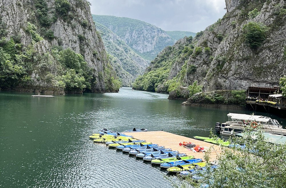 Localizado perto de Skopje, o Matka Canyon é ideal para trilhas, escaladas e passeios de caiaque. O desfiladeiro abriga cavernas, igrejas medievais e o monastério de São André. É um dos destinos mais procurados por amantes da natureza.