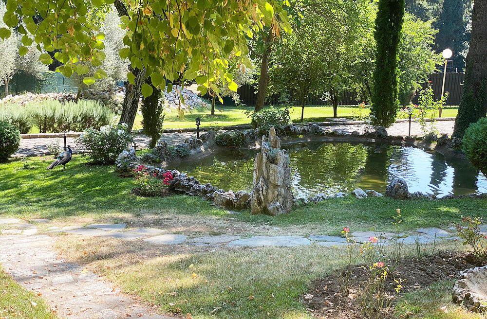 O Parque Nacional Galicica fica situado entre dois lagos: o Ohrid e o Prespa. O passeio oferece trilhas panorâmicas, flora endêmica e vistas espetaculares. O pico Magaro, com 2.255 metros, revela paisagens de tirar o fôlego.