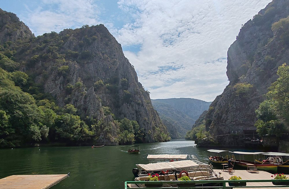 O país é considerado o mais montanhoso do mundo. Afinal, são 34 montanhas acima de 2 mil metros. Essa geografia acidentada oferece paisagens espetaculares e oportunidades para trilhas, escaladas e turismo ecológico.