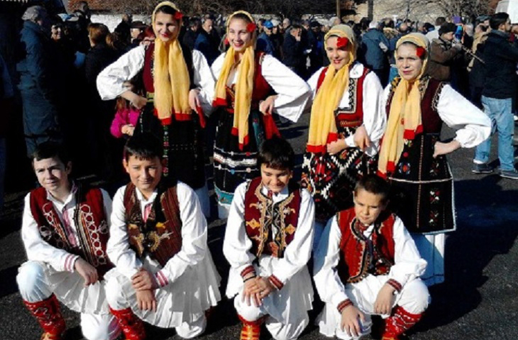 Entre as principais tradições familiares, estão os casamentos. Estes, por sua vez, incluem rituais como a devojki (reunião da noiva com amigas) e bênçãos. As celebrações costumam durar vários dias e envolvem música folclórica, danças típicas e refeições comunitárias com toda a família.