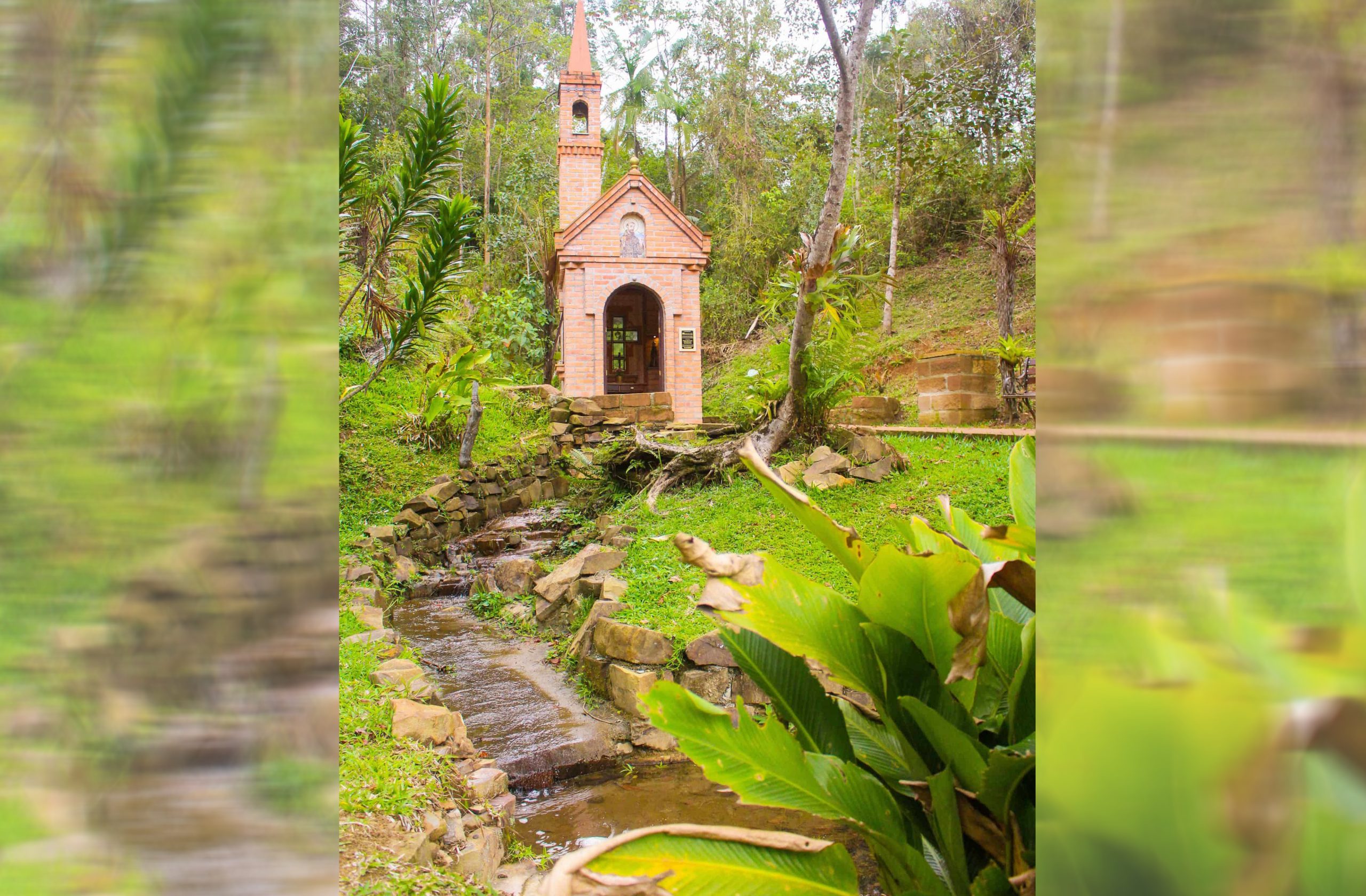 Durante a limpeza do terreno, surgiram elementos naturais que tornaram o ambiente ainda mais acolhedor e místico, como fontes de água e pedras naturais. 