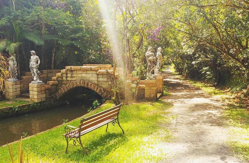 O Aguaí Santuário Ecológico, em Siderópolis (SC), oferece uma experiência espiritual e natural única, com acesso à menor igreja da América Latina. Os ingressos custam R$ 40 para adultos e R$ 20 para crianças de 4 a 11 anos e idosos.