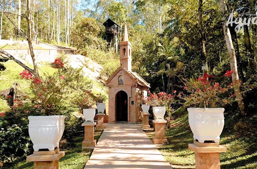 Reconhecida como a menor igreja da América Latina, a Capela São Francisco de Assis tem apenas quatro metros quadrados e encanta pela arte sacra e espiritualidade que abriga.