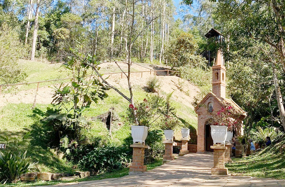 A capela encanta visitantes de todos os perfis, desde devotos até amantes da arte e da arquitetura. Rodeada por natureza, oferece uma experiência espiritual única em meio à beleza ecológica de Siderópolis.