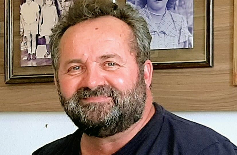 Movido por sua devoção e sensibilidade estética, o artista Nicola Gava idealizou um espaço que harmonizasse fé, arte sacra e o ambiente natural, transformando apenas quatro metros quadrados em um templo de contemplação e beleza.