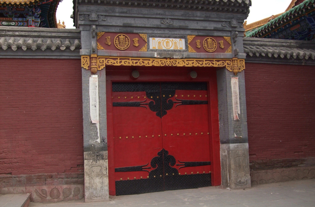 Na Mongólia Interior, a influência chinesa é evidente em todos os aspectos: idioma, educação, infraestrutura e costumes. Essa integração molda uma convivência étnica que mistura elementos mongóis e Han, criando uma identidade cultural própria.