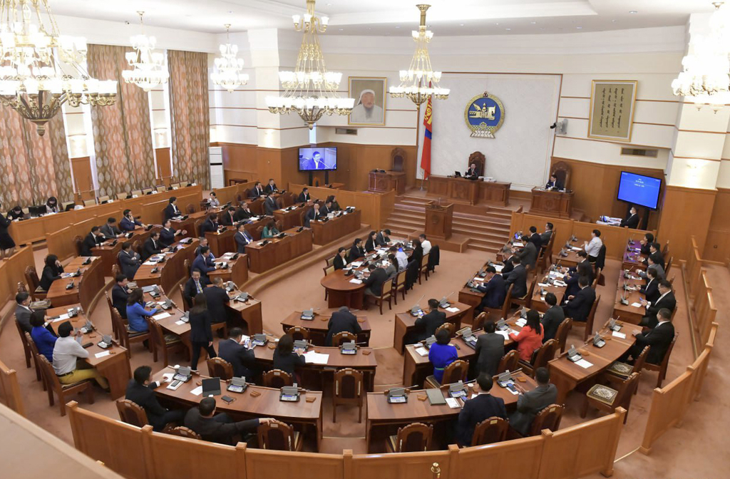 A Mongólia adota um sistema parlamentarista, com eleições e partidos políticos próprios. Já a Mongólia Interior segue as diretrizes administrativas da China, sem autonomia plena para definir suas próprias políticas. Essa diferença molda o cotidiano político e social de cada região.