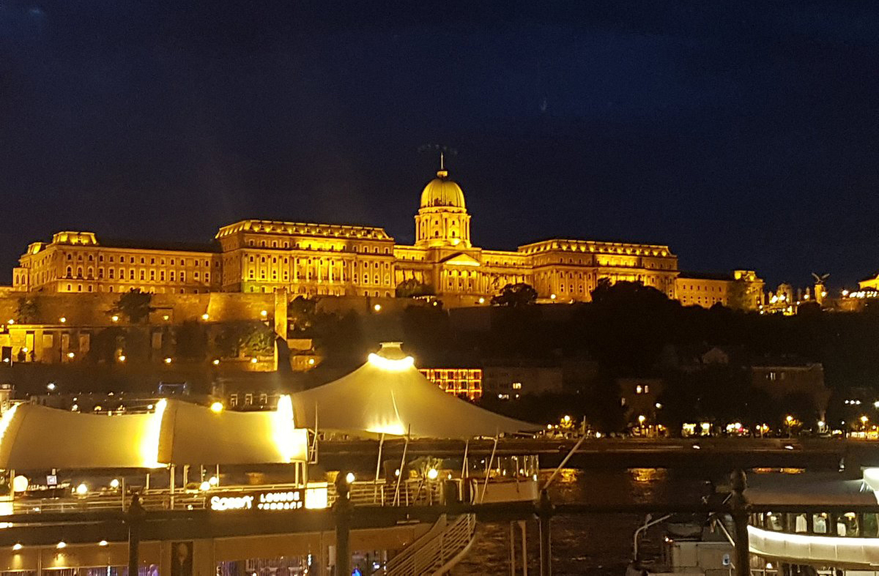 Após 1875, a cidade passou ao Império Habsburgo, que introduziu novos estilos arquitetônicos e modernização urbana. Edifícios administrativos e escolas surgiram, criando um contraste interessante com o legado otomano. Essa mistura ainda define a estética da cidade.