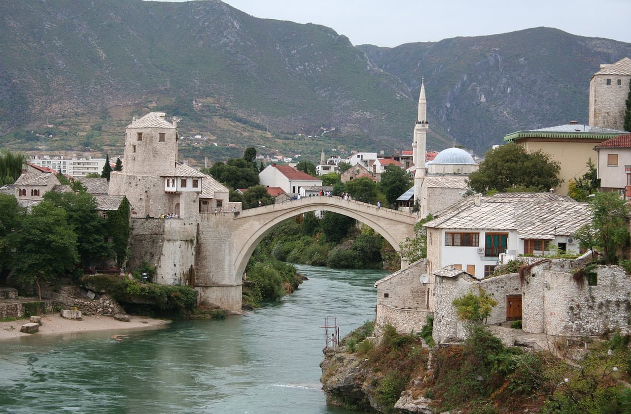 Mostar é uma cidade que pulsa história, marcada por encontros culturais e a força de um povo que reconstruiu sua identidade após a guerra. No coração desse cenário está a Ponte Velha, símbolo-mor de união e resiliência que atravessa séculos. Caminhar por Mostar é sentir a convivência entre tradições, sabores e memórias.