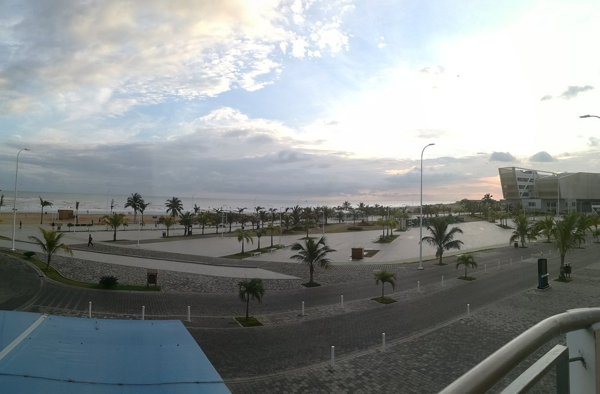 O fenômeno ocorre na província de Esmeraldas, uma das regiões mais ricas em manguezais do Equador. A área é marcada por intensa dinâmica costeira, com marés fortes e grande aporte de sedimentos. Essas condições favorecem o avanço natural dos manguezais ao longo do tempo.
