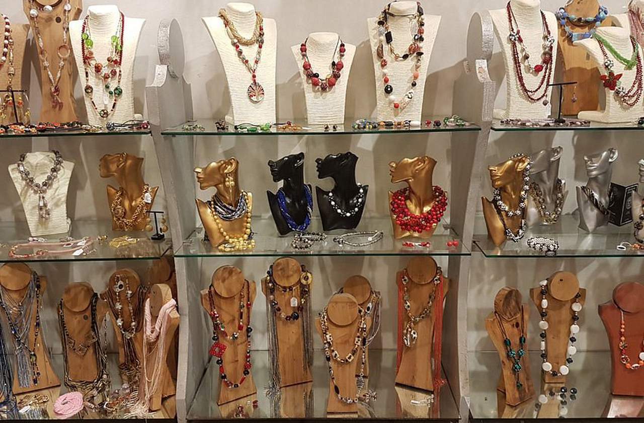 Murano também inspira designers contemporâneos em moda, arquitetura e decoração. O uso de cores translúcidas e formas orgânicas influencia tendências globais, ao ponto em que as peças de vidro dialogam com minimalismo e luxo moderno. 