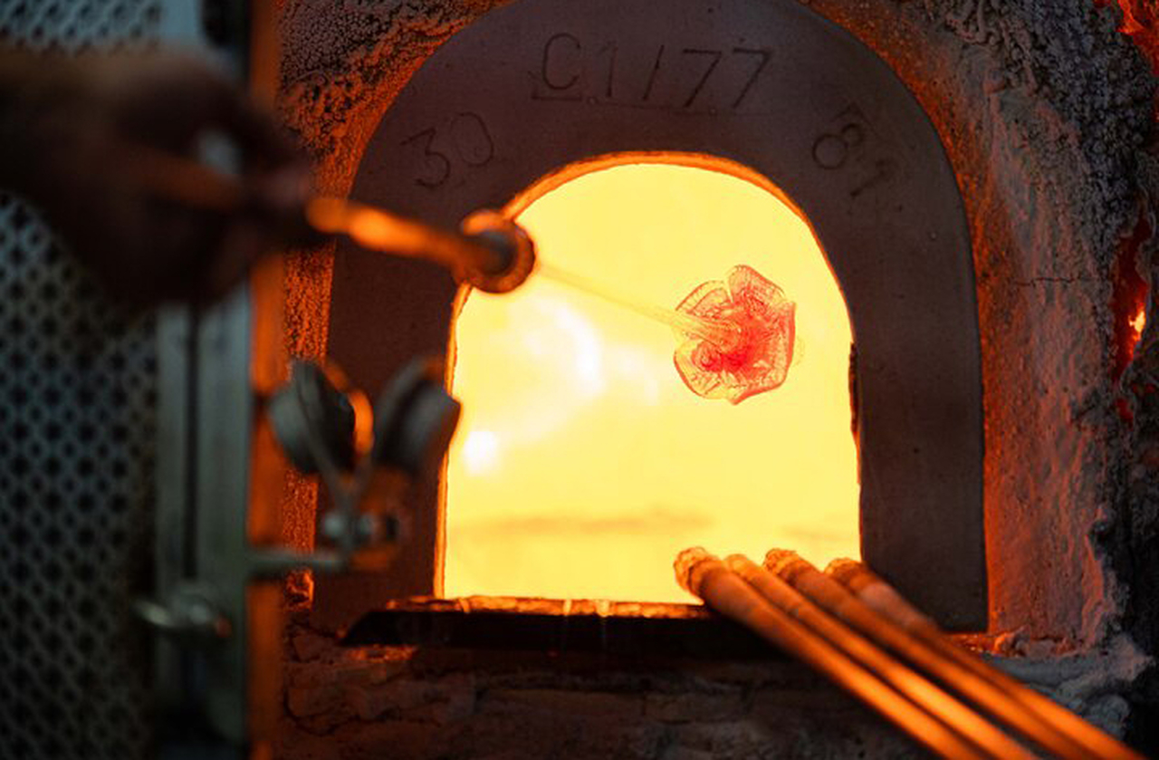 Oficinas buscam reduzir impacto ambiental dos fornos residuais e, assim, projetos de reciclagem e uso consciente de energia ganham espaço. Com a tradição em constante adaptação às demandas ecológicas do século 21, Murano mostra que arte e sustentabilidade podem caminhar juntas.
