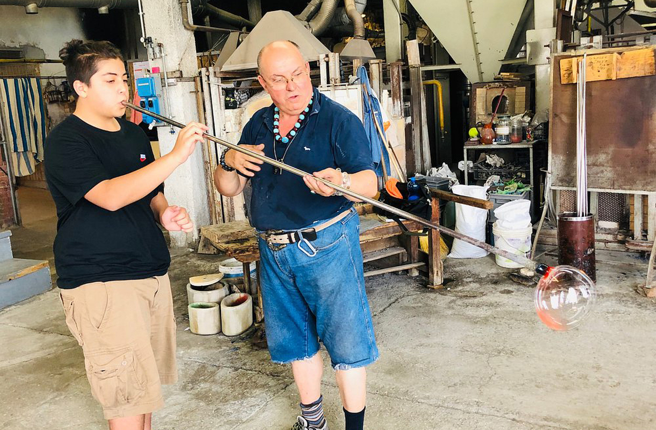 As técnicas de sopro e fusão são guardadas como segredos de família, transmitidos apenas de mestre a aprendiz. Tal sistema de transmissão oral e prática exige anos de dedicação e disciplina, garantindo a preservação da autenticidade. Assim, cada peça carrega não apenas beleza, mas séculos de conhecimento acumulado.