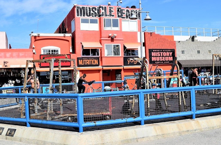 E, claro, a badalada Venice Beach. A praia é famosa por sua vibe alternativa, artistas de rua, lojas excêntricas e o icônico Muscle Beach.
Com seu calçadão vibrante e atmosfera descontraída, é um dos lugares mais autênticos e fotografados de Los Angeles.