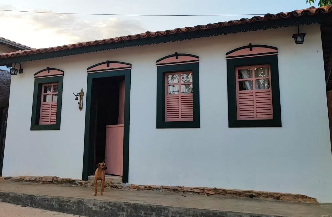 Olhos D'Água é um destino para quem busca mais que paisagens: busca sentido. A arquitetura barroca, com suas curvas e cores, revela a alma do lugar. Cada casa tem um toque único, feito por mãos que conhecem o tempo. É arte viva, moldada pela história e pelo cotidiano.