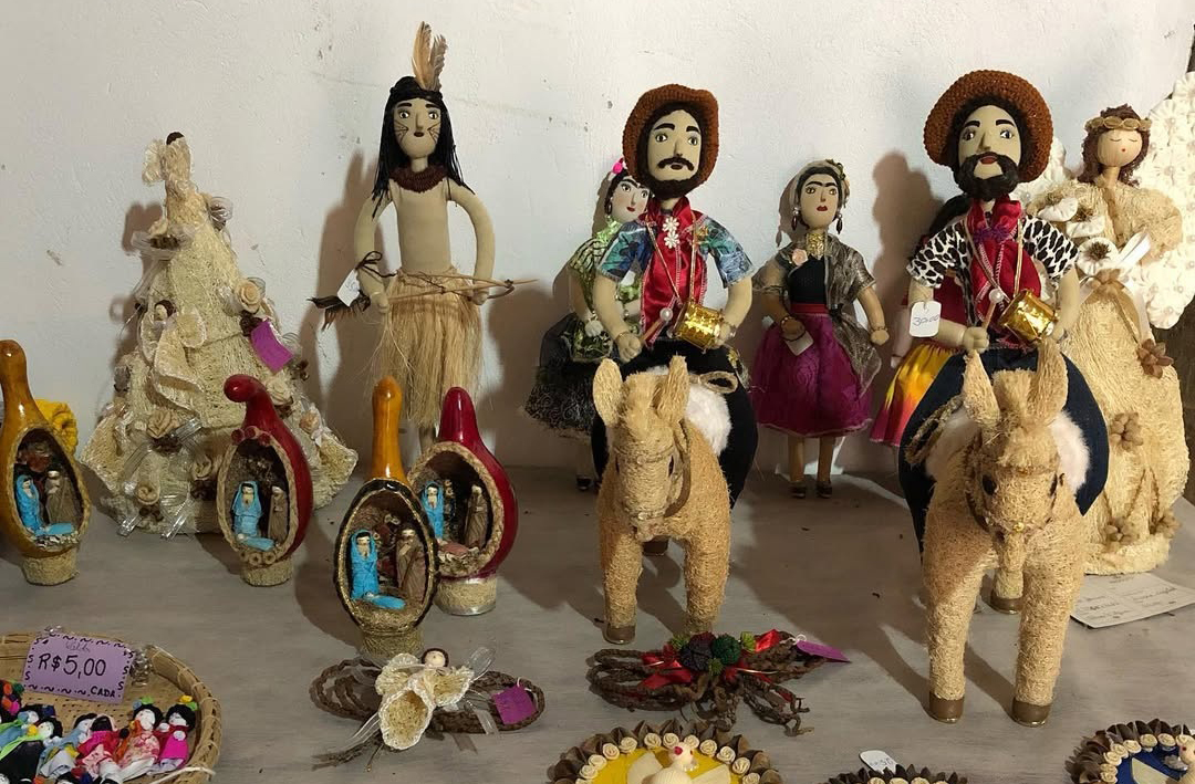 Os ateliês são espaços de criação e acolhimento. Artesãos abrem suas portas para mostrar técnicas e contar histórias. O visitante aprende sobre cestaria, bordado e escultura com quem vive o ofício. É uma troca genuína, onde o saber circula com afeto.