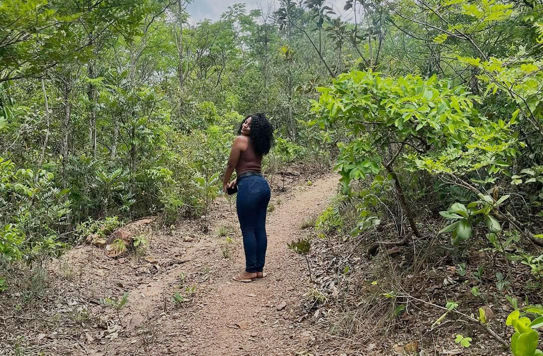 A natureza em torno do vilarejo é generosa e preservada. Além da Cachoeira do Ouro, há trilhas e mirantes com vistas encantadoras. O som da água e o canto dos pássaros compõem a trilha sonora local. É um cenário perfeito para contemplação e descanso.