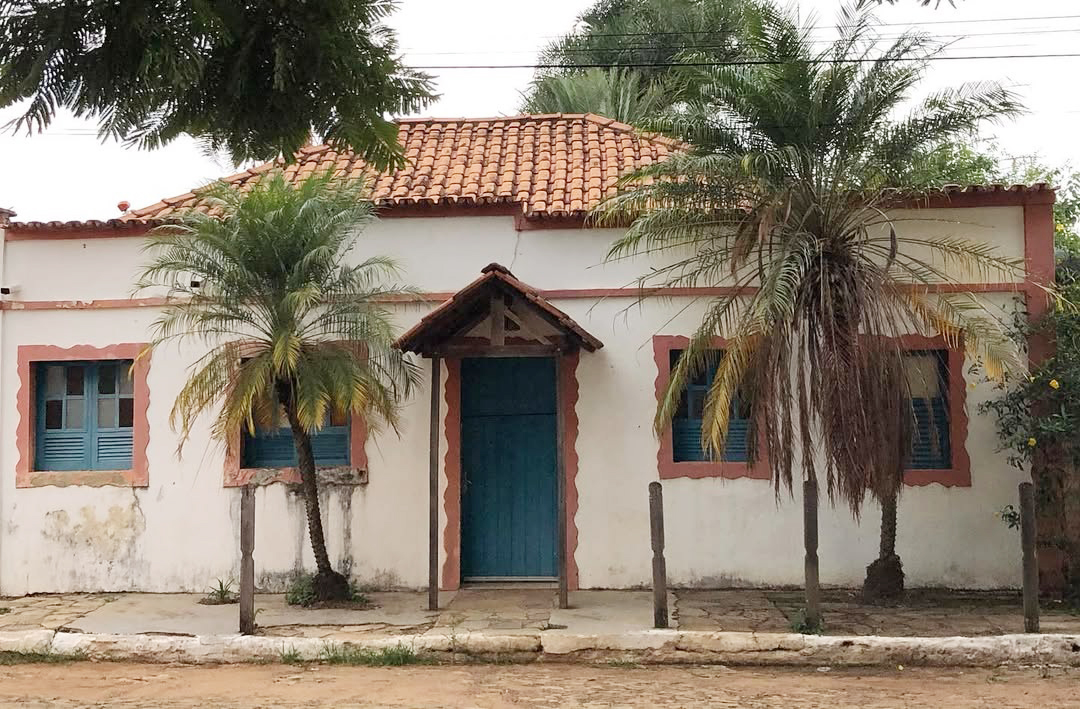 Olhos D'Água, distrito de Alexânia, Goiás, é um lugar onde história e natureza se encontram. Atravessado pela linha imaginária do Tratado de Tordesilhas, guarda uma curiosidade geográfica única. Com arquitetura barroca, artesanato e cachoeiras exuberantes, encanta quem desacelera. É um convite ao turismo de prosa, de olhar nos olhos e sentir o tempo passar devagar.