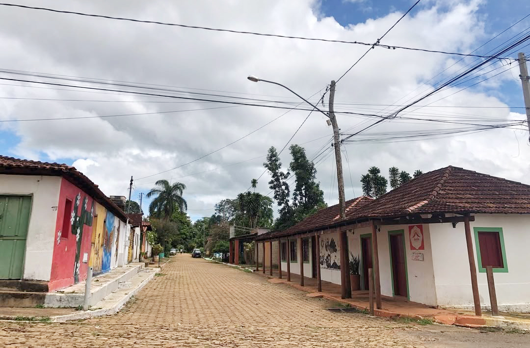 Conhecer Olhos D'Água é mergulhar em um Brasil profundo, sensível e surpreendente. Entre muralhas invisíveis e cachoeiras reais, o vilarejo revela sua alma generosa. É um lugar onde o passado conversa com o presente, e o turista vira amigo. Quem visita, leva na bagagem mais que lembranças — leva histórias para contar.