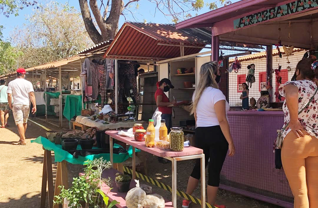 A Feira do Troca é um dos eventos mais esperados do ano em Olhos D'Água. Ocorre em junho e dezembro, reunindo artesãos, músicos e moradores.