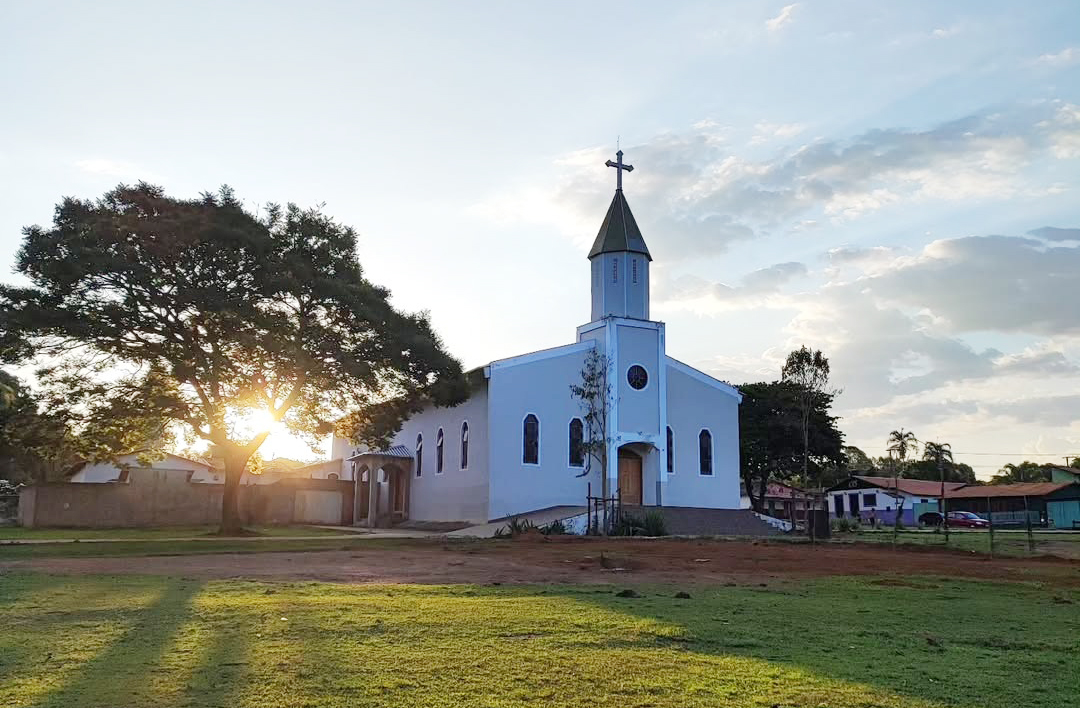 A união de dois fazendeiros, Geminiano e Juvenal, tornou possível a construção da capela. Esse gesto marcou o início da formação do vilarejo como comunidade organizada. A fé e a solidariedade estão na raiz da história de Olhos D'Água. O museu preserva essa memória com carinho e respeito.