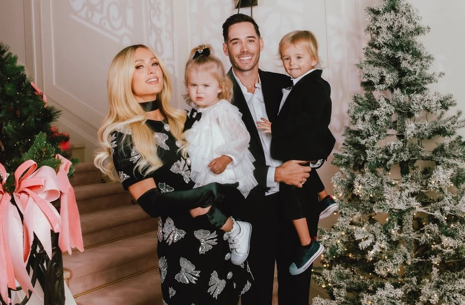 Paris sempre esteve sob os holofotes, com relacionamentos de destaque e uma vida marcada por festas e glamour. Casou-se em 2021 com Carter Reum, empresário, e juntos têm dois filhos, vivendo atualmente em Los Angeles.