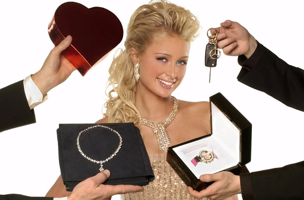 Nos anos 2000, Paris foi proclamada “líder It Girl de Nova York, tornando-se presença constante em tabloides e símbolo de uma geração marcada por festas, moda extravagante e relacionamentos midiáticos. Assim, consolidou sua imagem como ícone de moda e comportamento.
